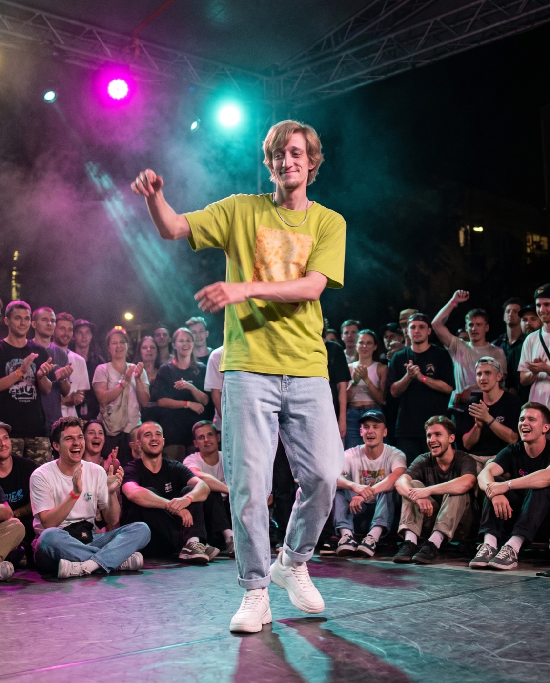 Pastel Lino dançando numa batalha de dança